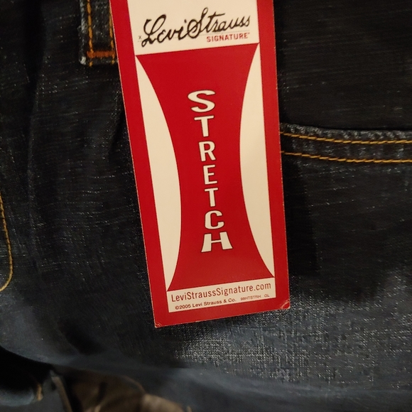 New Levi Strauss Woman's jeans - Picture 8 of 8